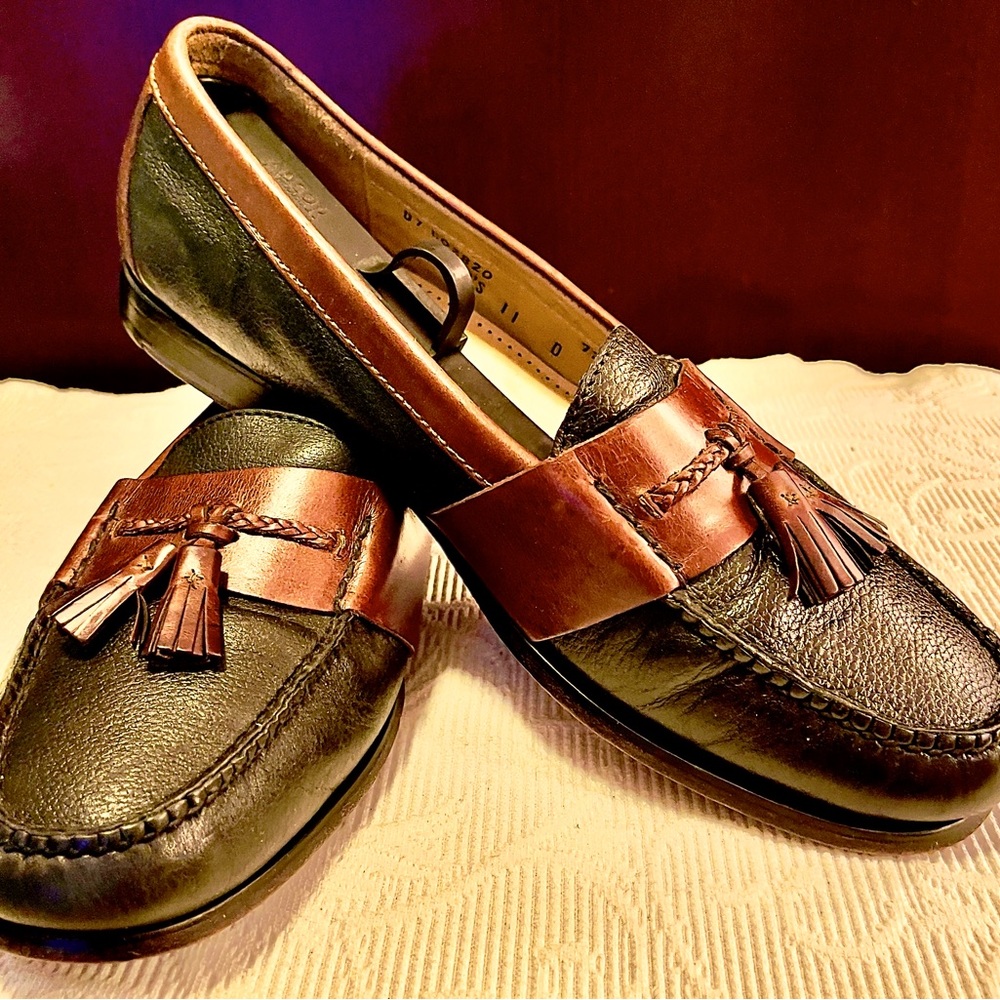 Cole Haan Mens two toned tasseled slip on shoes, excellent pre-owned condition.